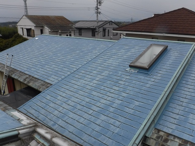 日進市でカラーベスト屋根の葺き替え工事、既存屋根材解体時に天窓の周囲腐食が発覚しました